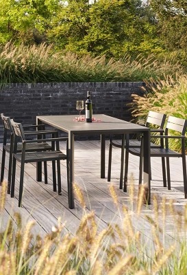Outdoor dining table and armchairs in aluminium
