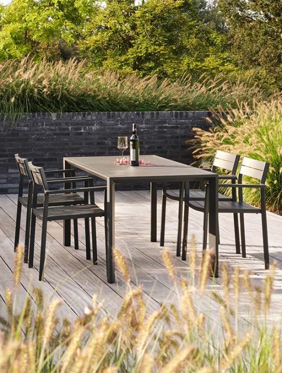 Outdoor dining table and armchairs in aluminium