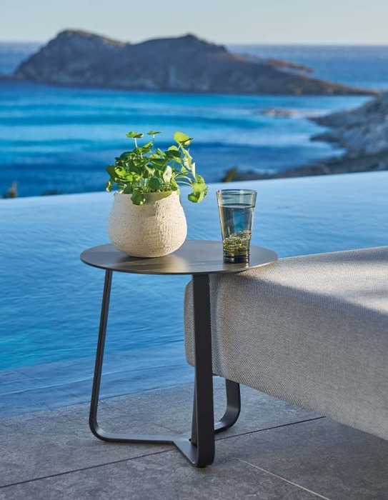 Outdoor side table in aluminium by the pool with sea view