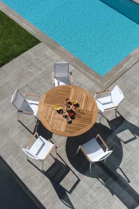 topview of Alexa round dining table with batyline armchairs