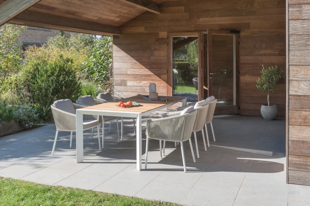 Alexa extendable table and Omer armchairs on terrace