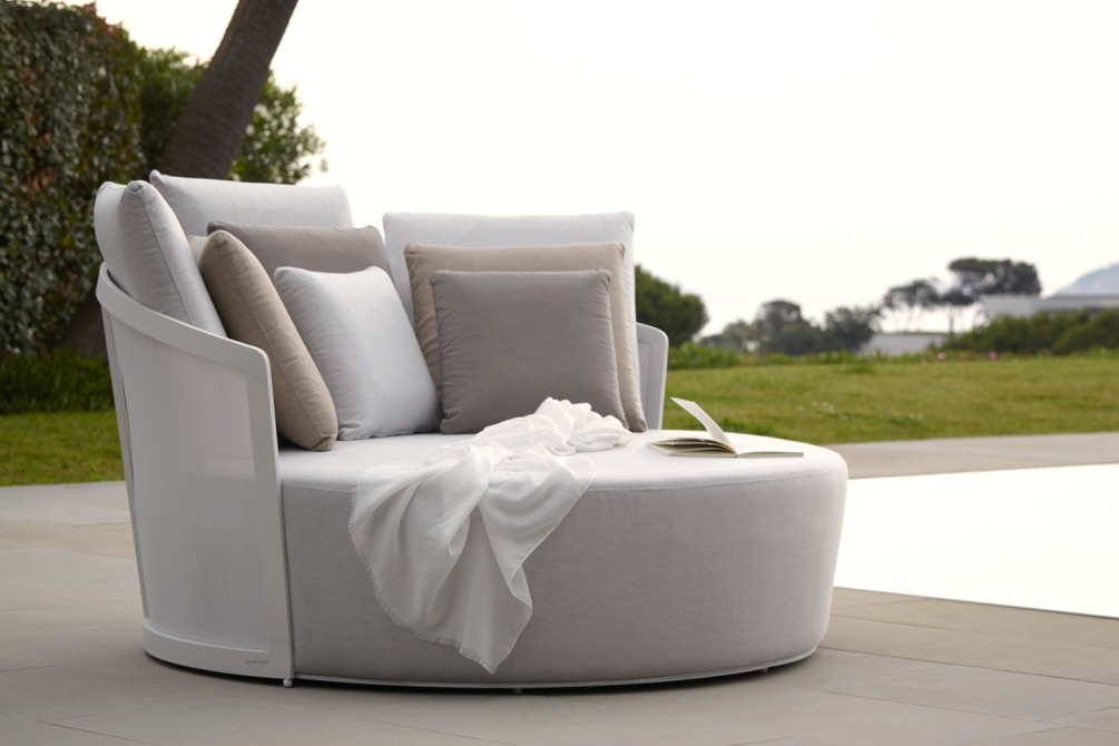Cielo daybed by the pool