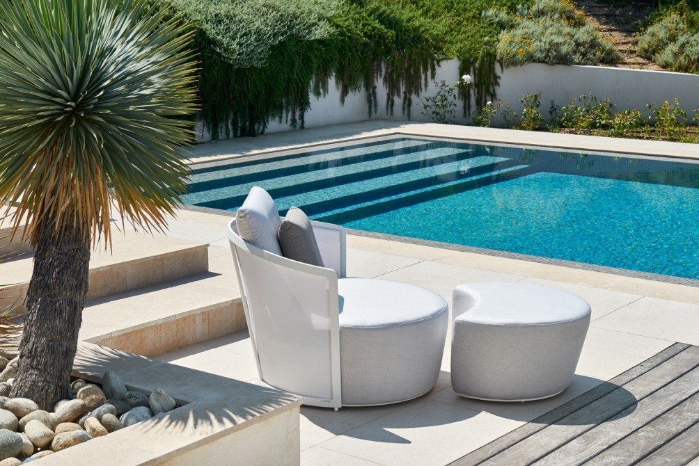 Cielo lounge chair by the pool