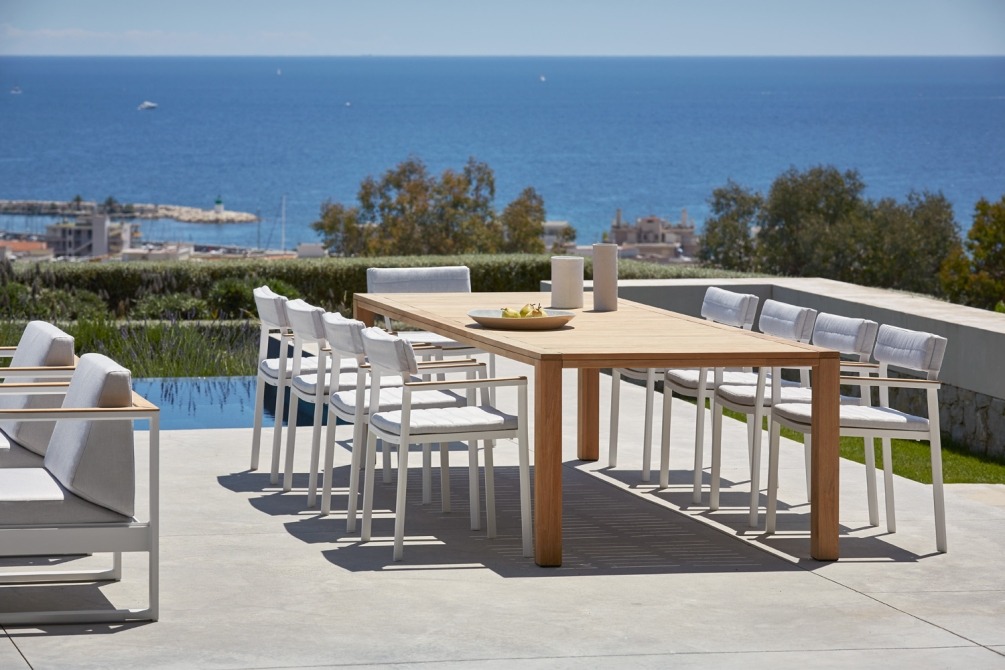 Metris dining chairs at Natural dining table with sea view