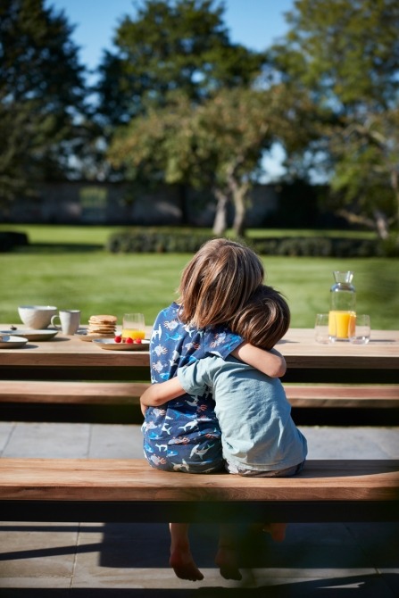2 kids on Pure outdoor bench
